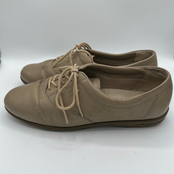Easy Spirit Esmotion tan Oxford shoes, size 6 - Picture 3 of 9